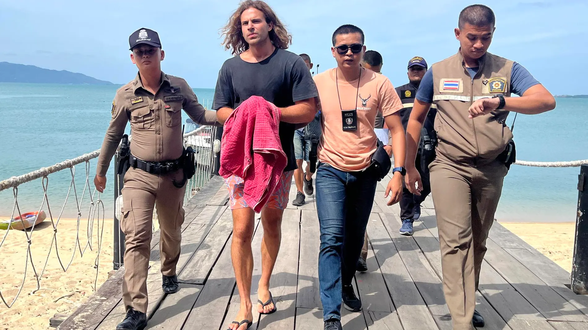 Daniel Sancho, escoltado por la policía tailandesa en el puerto de la isla Koh Samui, en Tailandia, de camino a los juzgados. 