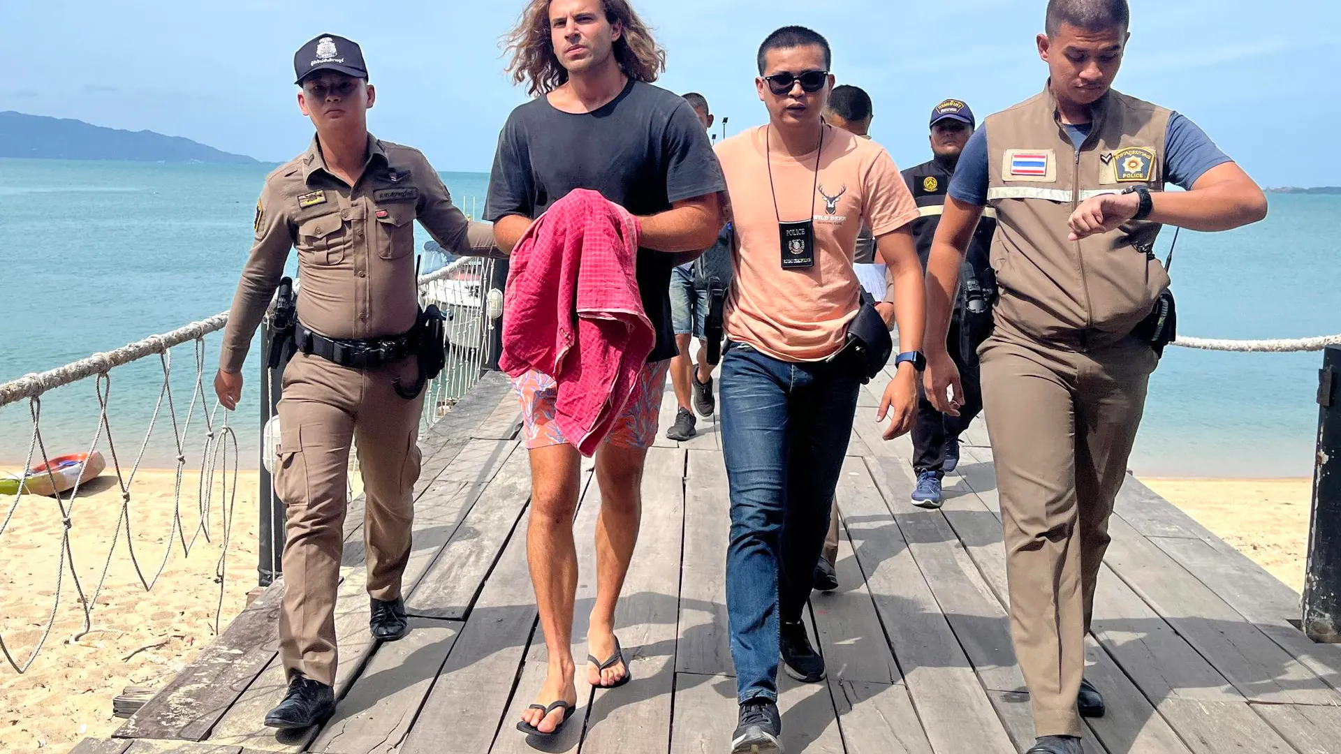 Daniel Sancho, escoltado por la policía tailandesa en el puerto de la isla Koh Samui, en Tailandia, de camino a los juzgados. 