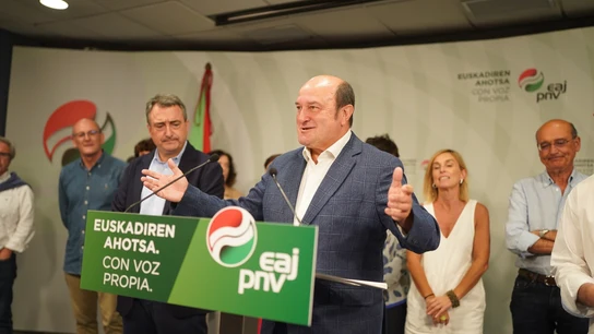 El presidente del PNV, Andoni Ortuzar y su líder en el Congres, Aitor Esteban. El presidente del PNV, Andoni Ortuzar y su líder en el Congres, Aitor Esteban.