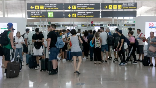 Els vigilants de l'aeroport del Prat negocien amb l'empresa a 3 dies de començar la vaga Els vigilants de l'aeroport del Prat negocien amb l'empresa a 3 dies de començar la vaga