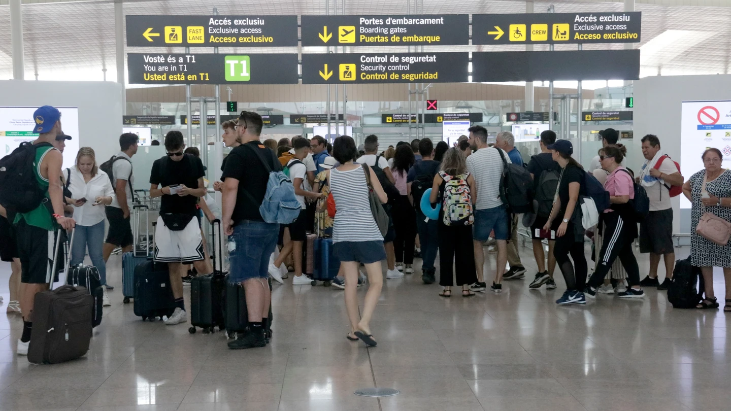 Els vigilants de l'aeroport del Prat negocien amb l'empresa a 3 dies de començar la vaga Els vigilants de l'aeroport del Prat negocien amb l'empresa a 3 dies de començar la vaga