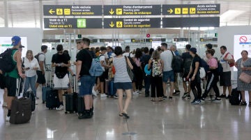 Els vigilants de l'aeroport del Prat negocien amb l'empresa a 3 dies de començar la vaga