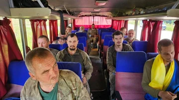 Prisioneros de guerra ucranianos de vuelta tras un intercambio.