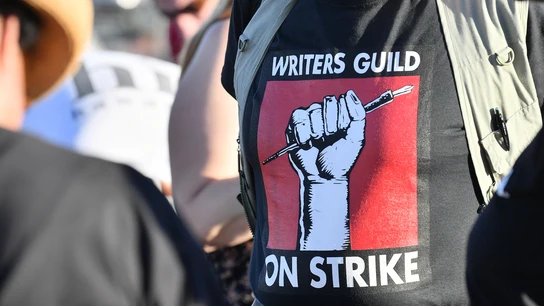 Una camiseta del sindicato de guionistas en uno de los piquetes convocados a raíz de la huelga en Hollywood Una camiseta del sindicato de guionistas en uno de los piquetes convocados a raíz de la huelga en Hollywood