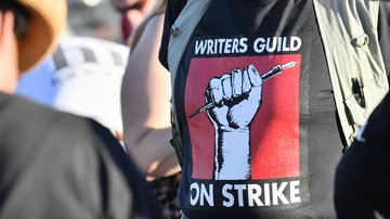 Una camiseta del sindicato de guionistas en uno de los piquetes convocados a raíz de la huelga en Hollywood