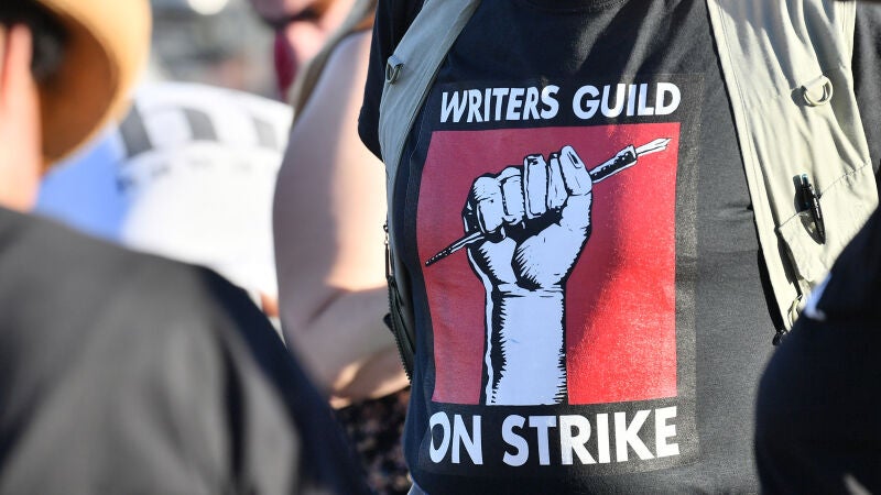 Una camiseta del sindicato de guionistas en uno de los piquetes convocados a raíz de la huelga en Hollywood