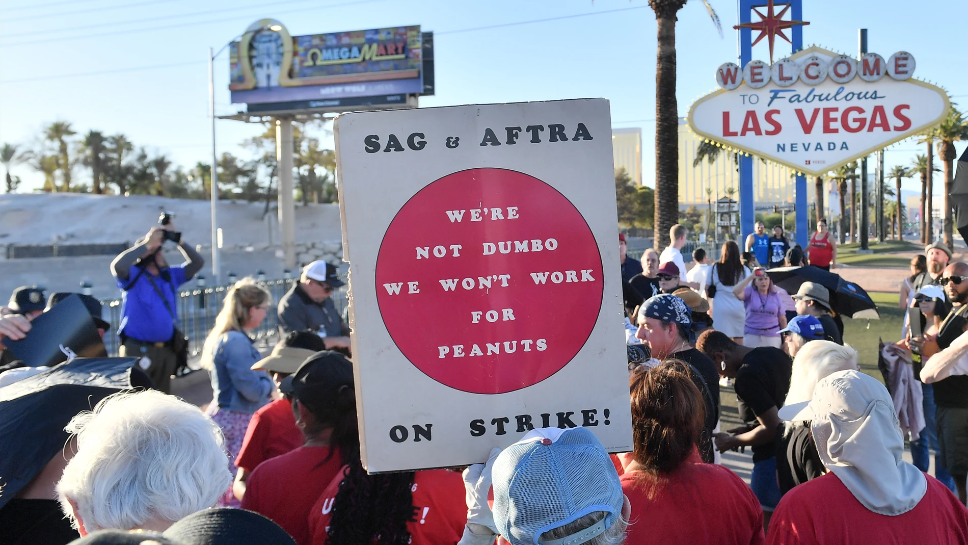 Una manifestación del SAG-AFTRA en huelga, con un cartel en el que se puede leer &#39;No somos Dumbo, no trabajamos por cacahuetes&#39;