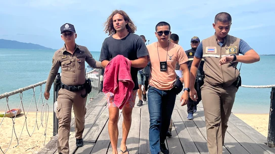 El chef español Daniel Jerónimo Sancho, hijo del actor Rodolfo Sancho, es escoltado por la policía tailandesa en el puerto de la isla Koh Samui, en Tailandia. El chef español Daniel Jerónimo Sancho, hijo del actor Rodolfo Sancho, es escoltado por la policía tailandesa en el puerto de la isla Koh Samui, en Tailandia.