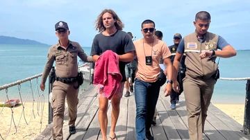 El chef español Daniel Jerónimo Sancho, hijo del actor Rodolfo Sancho, es escoltado por la policía tailandesa en el puerto de la isla Koh Samui, en Tailandia.