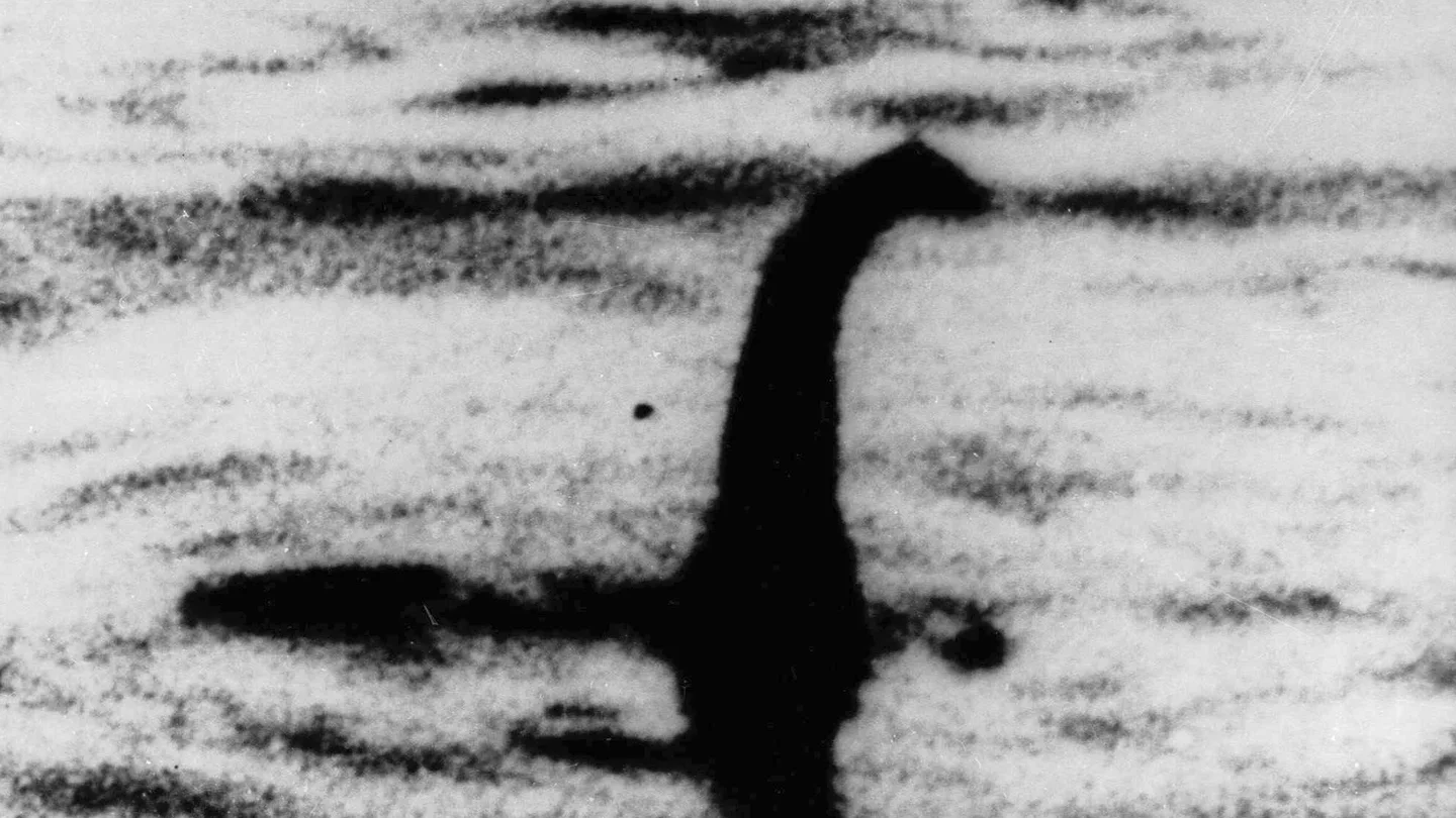 Imagen de archivo de un supuesto avistamiento del monstruo del Lago Ness en Escocia Imagen de archivo de un supuesto avistamiento del monstruo del Lago Ness en Escocia