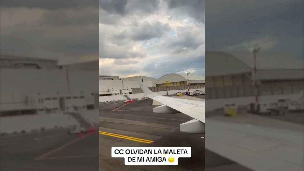 Una pasajera ve cómo la compañía aérea se olvida de su maleta en la pista del aeropuerto Una pasajera ve cómo la compañía aérea se olvida de su maleta en la pista del aeropuerto