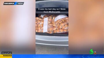 Un empleado de McDonald's roba un montón de comida del restaurante en su último día de trabajo