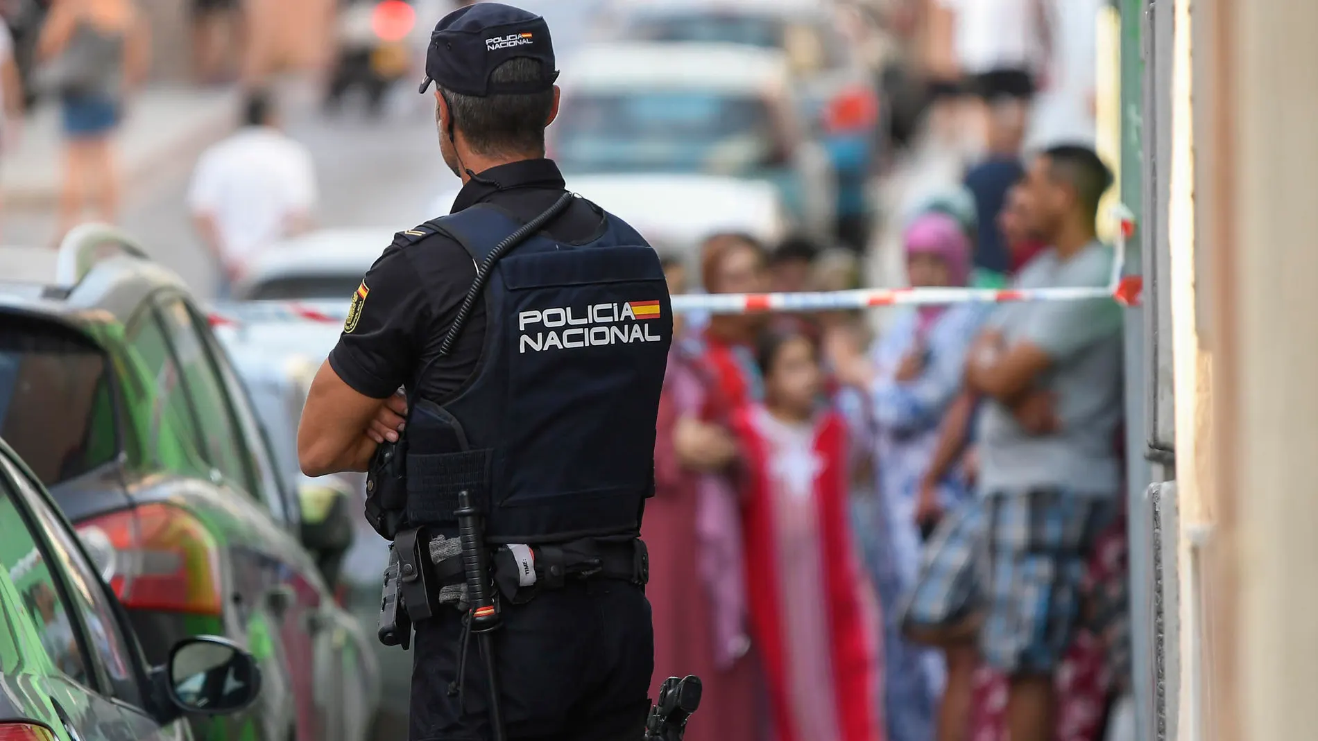 Cordón policial frente a la vivienda de la joven asesinada en el barrio de Pescadería de Almería.