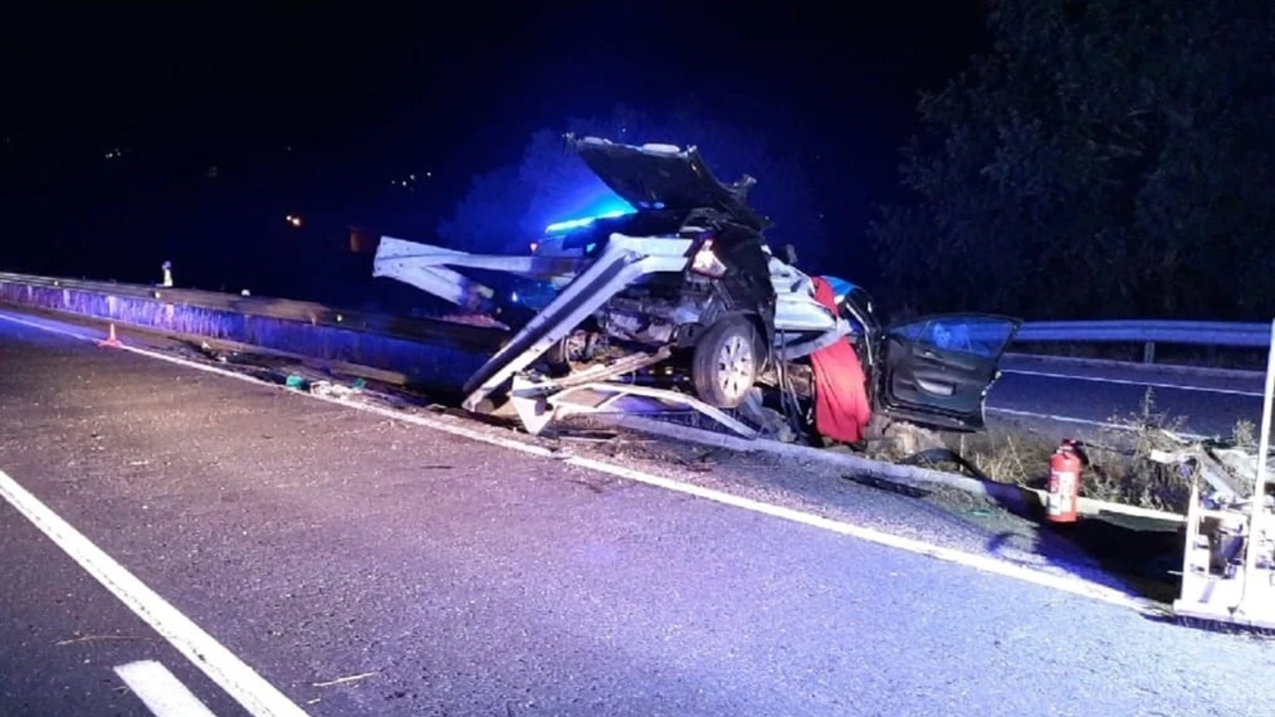 Mueren dos jóvenes de 18 años en un accidente provocado por un jabalí en Chantada (Lugo) Mueren dos jóvenes de 18 años en un accidente provocado por un jabalí en Chantada (Lugo)