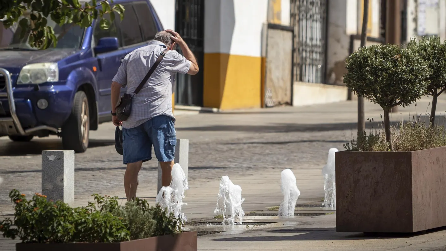 Un hombre se refresca en una fuente en las calles de Mérida. Un hombre se refresca en una fuente en las calles de Mérida.
