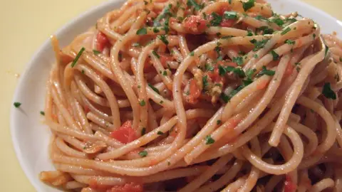 Espaguetis alla puttanesca. Espaguetis alla puttanesca.