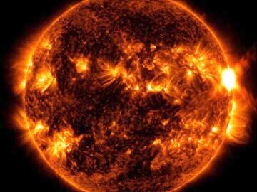 La NASA capta la imagen de una fuerte erupción solar