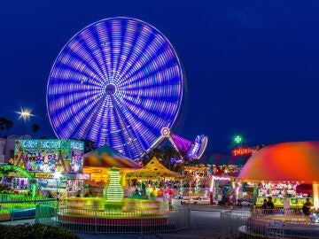 Vista general nocturna de un parque de atracciones