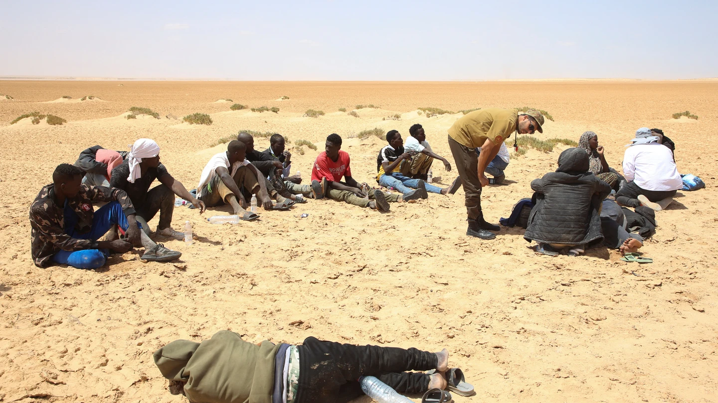 Migrantes subsaharianos abandonados en el desierto por las autoridades tunecinas Migrantes subsaharianos abandonados en el desierto por las autoridades tunecinas