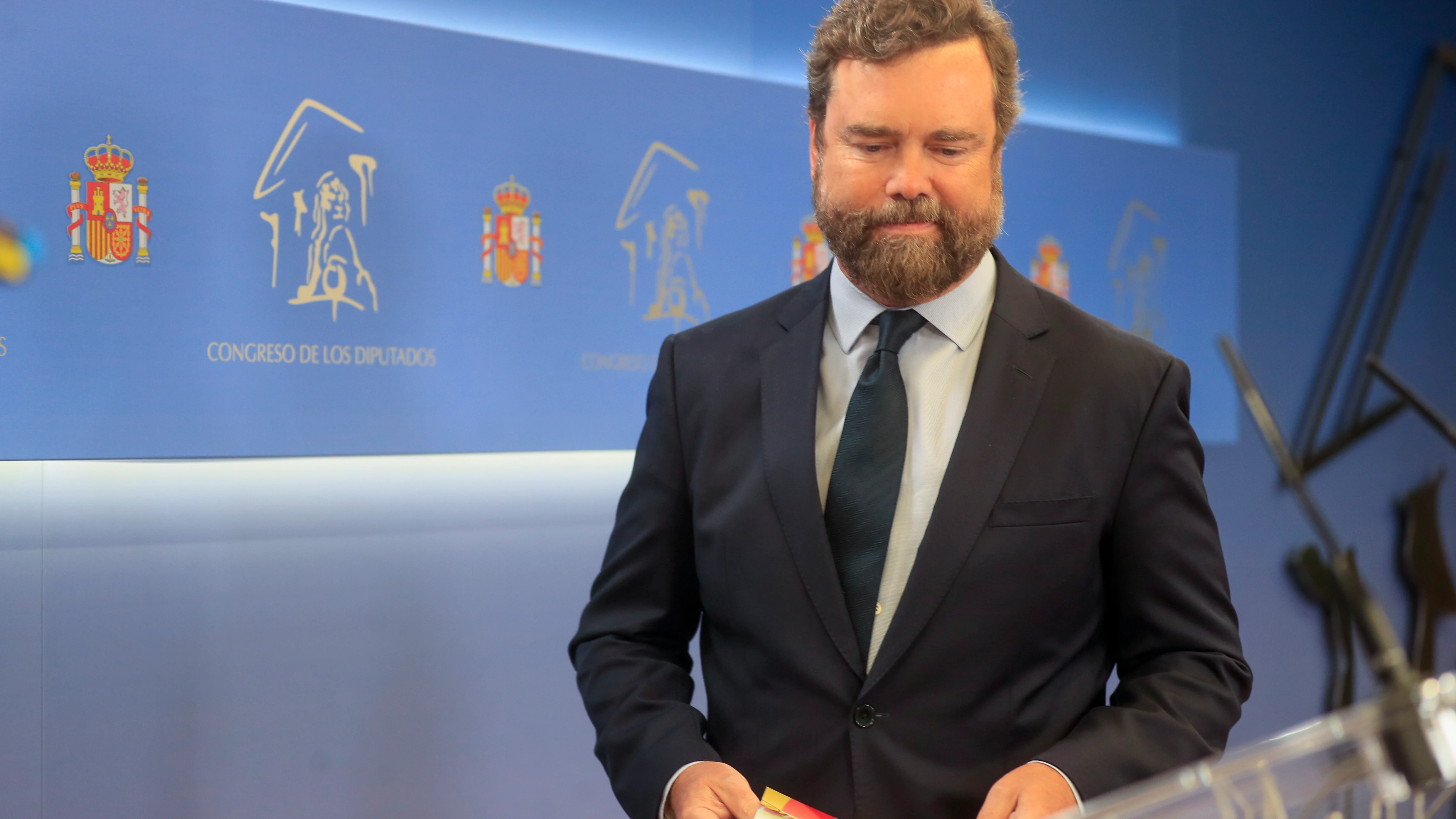 El portavoz de Vox en el Congreso, Iván Espinosa de los Monteros, ofrece una rueda de prensa en el Congreso de los Diputados en Madrid, este martes. Espinosa de los Monteros ha anunciado en rueda de prensa en el Congreso su renuncia al escaño "por motivos personales y familiares" y ha explicado que permanecerá en Vox "como afiliado de base". 