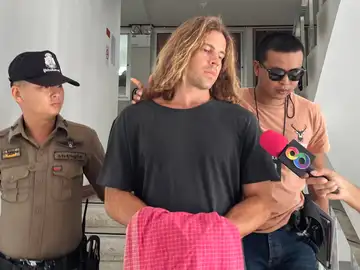 El español Daniel Sancho, custodiado por agentes de policía tailandeses.