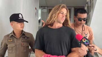 El español Daniel Sancho, custodiado por agentes de policía tailandeses.