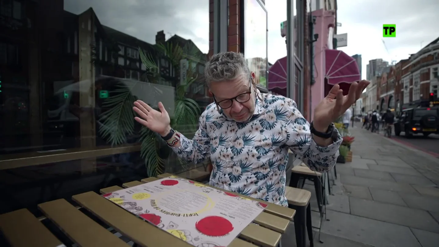 Las aventuras de Chicote en Londres probando 'Spanish Food': "¿Pero qué entiende esta gente por comida española?" Las aventuras de Chicote en Londres probando 'Spanish Food': "¿Pero qué entiende esta gente por comida española?"