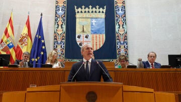 El candidato del PP a la Presidencia de Aragón, Jorge Azcón durante su discurso de investidura en el parlamento aragonés este miércoles.