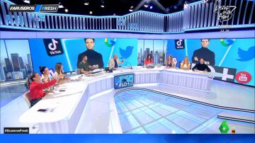 El ataque de risa de Alba Gutiérrez y Alba Sánchez tras el "talegazo" de Hans Arús con la silla en directo