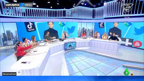 El ataque de risa de Alba Gutiérrez y Alba Sánchez tras el "talegazo" de Hans Arús con la silla en directo