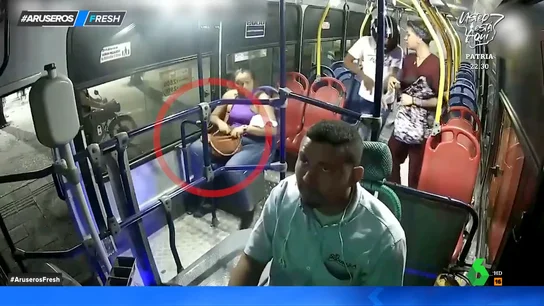 El ingenioso truco de una mujer que está siendo atracada en un autobús para engañar al ladrón y no darle su móvil El ingenioso truco de una mujer que está siendo atracada en un autobús para engañar al ladrón y no darle su móvil
