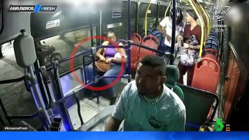 El ingenioso truco de una mujer que está siendo atracada en un autobús para engañar al ladrón y no darle su móvil