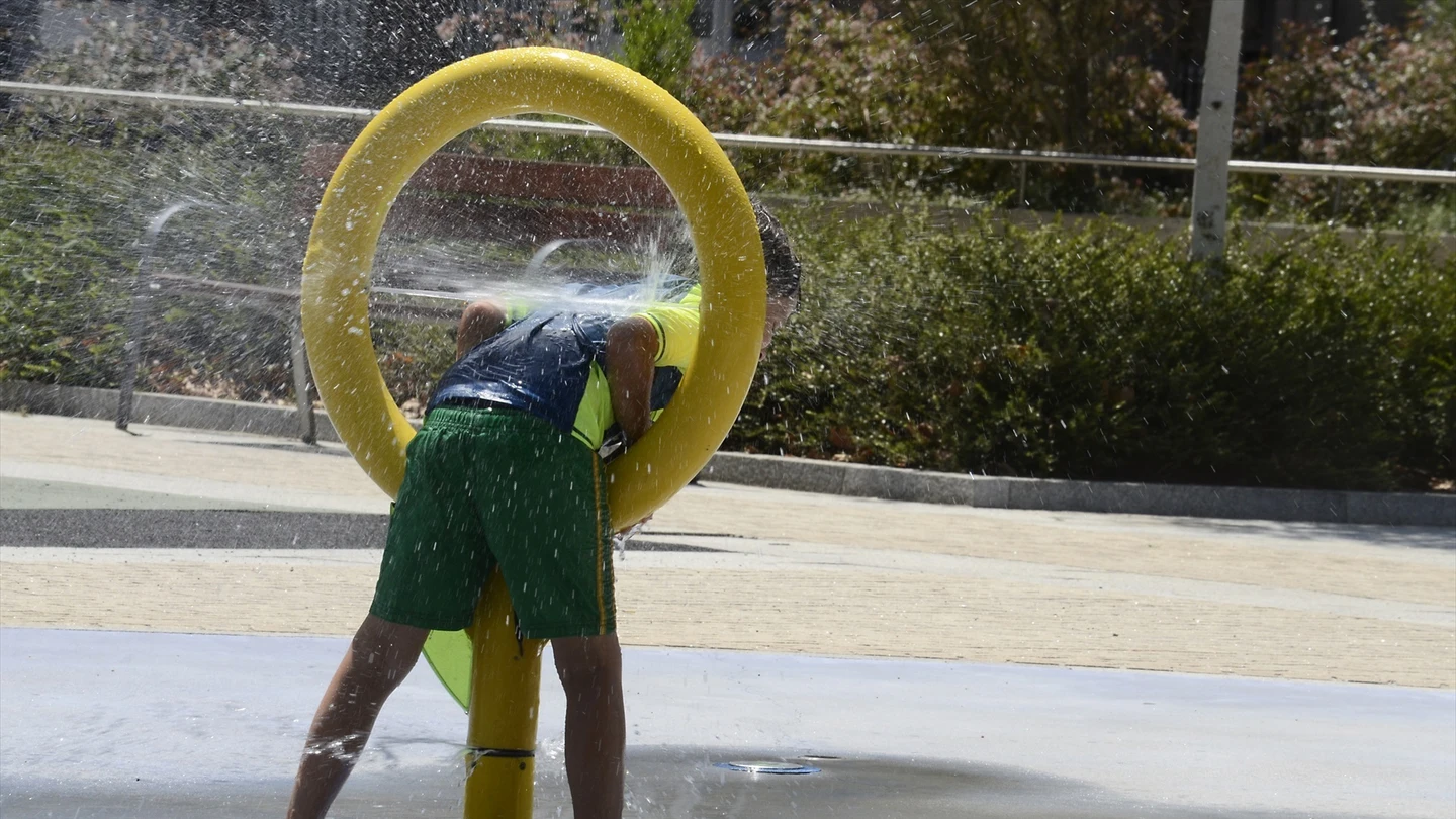 Un niño echándose agua en un parque de Galicia. Un niño echándose agua en un parque de Galicia.