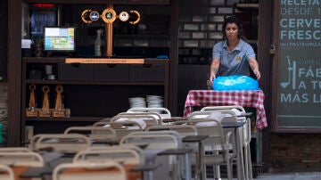 Una camarera coloca las mesas en un bar de Toledo, en una imagen de archivo
