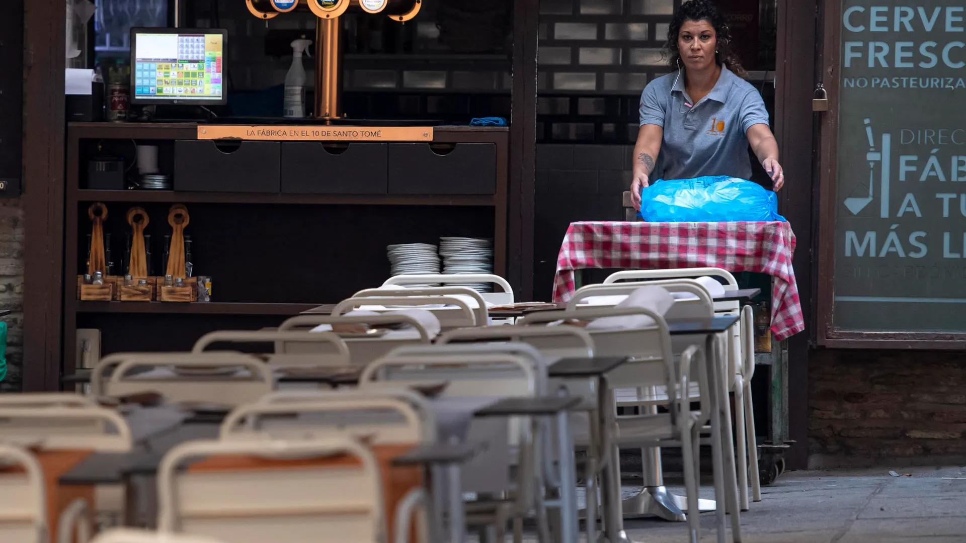 Una camarera coloca las mesas en un bar de Toledo, en una imagen de archivo