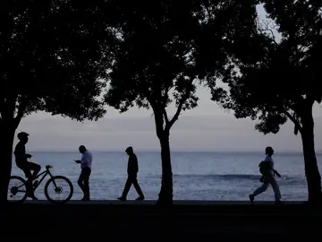 Gente caminando y haciendo ejercicio físico. Gente caminando y haciendo ejercicio físico.