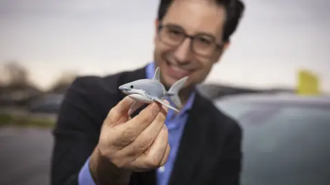 El curioso detalle que esconden algunos coches Opel: ¡un tiburón! Karim Giordimaina con un tiburón