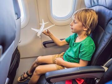 Niño viajando solo en avión