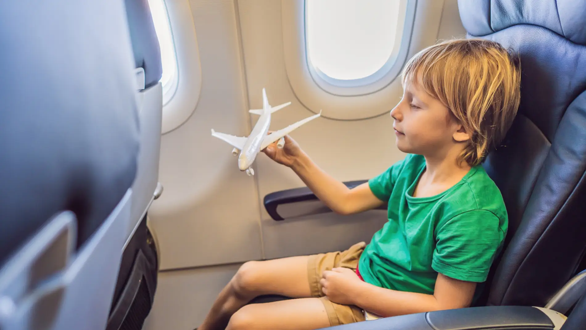 Niño viajando solo en avión