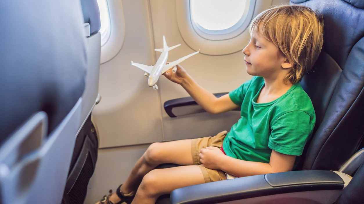 Ni&ntilde;o viajando solo en avi&oacute;n