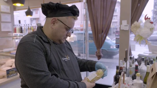 Un empleado acusa a su 'ayudante' de "llenarse la barriga" y no trabajar sin saber que en realidad es su jefe infiltrado Un empleado acusa a su 'ayudante' de "llenarse la barriga" y no trabajar sin saber que en realidad es su jefe infiltrado