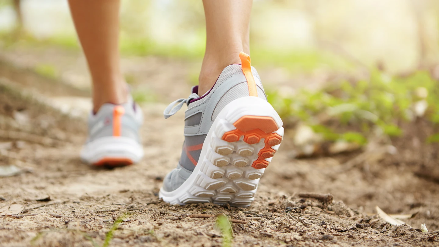 Los pasos definitivos que debes caminar el día para mejorar tu salud y tu peso (y son menos de los que pensabas) Los pasos definitivos que debes caminar el día para mejorar tu salud y tu peso (y son menos de los que pensabas)