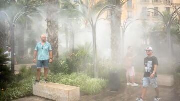 Surtidores de agua vaporizada para combatir el calor en el centro de Valencia 