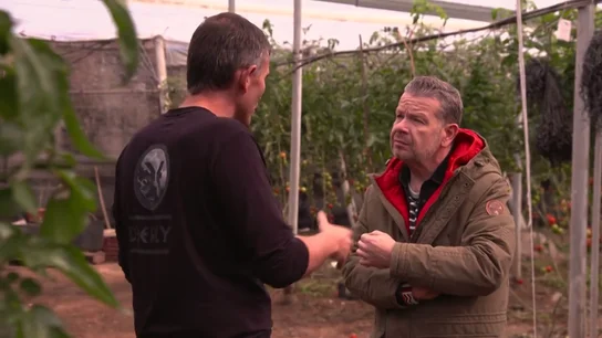 Un agricultor desvela a Chicote los motivos por los que se pasó a la agricultura ecológica: "Llegaba a casa y vomitaba" Un agricultor desvela a Chicote los motivos por los que se pasó a la agricultura ecológica: "Llegaba a casa y vomitaba"