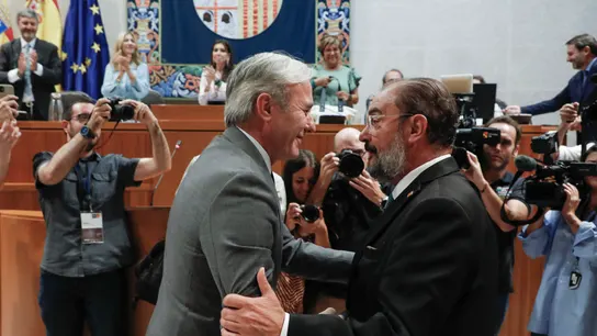El nuevo presidente de Aragón, Jorge Azcón, saluda a su antecesor, el socialista Javier Lambán, tras ser investido El nuevo presidente de Aragón, Jorge Azcón, saluda a su antecesor, el socialista Javier Lambán, tras ser investido