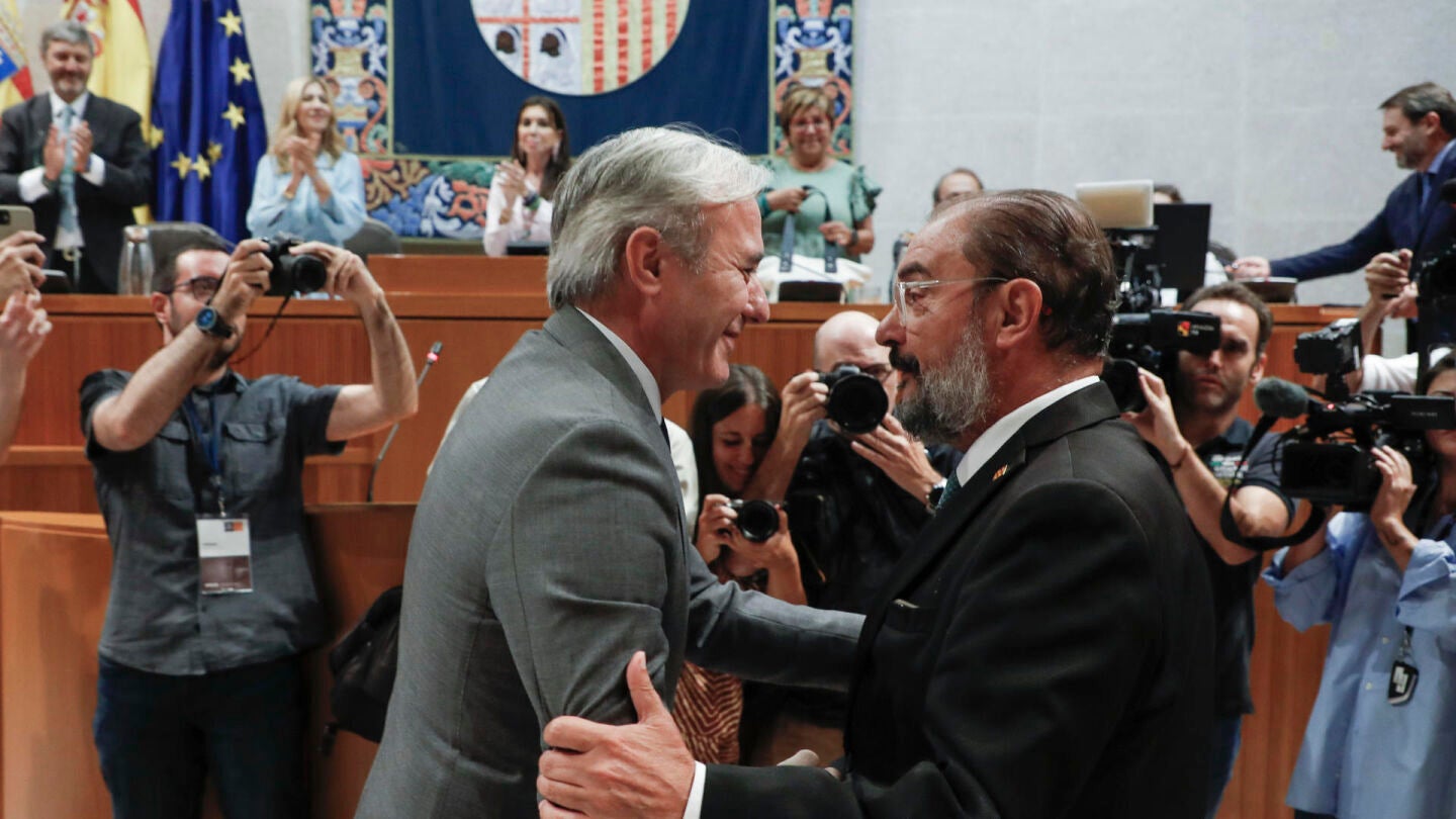 El nuevo presidente de Arag&oacute;n, Jorge Azc&oacute;n, saluda a su antecesor, el socialista Javier Lamb&aacute;n, tras ser investido