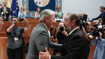 El nuevo presidente de Aragón, Jorge Azcón, saluda a su antecesor, el socialista Javier Lambán, tras ser investido