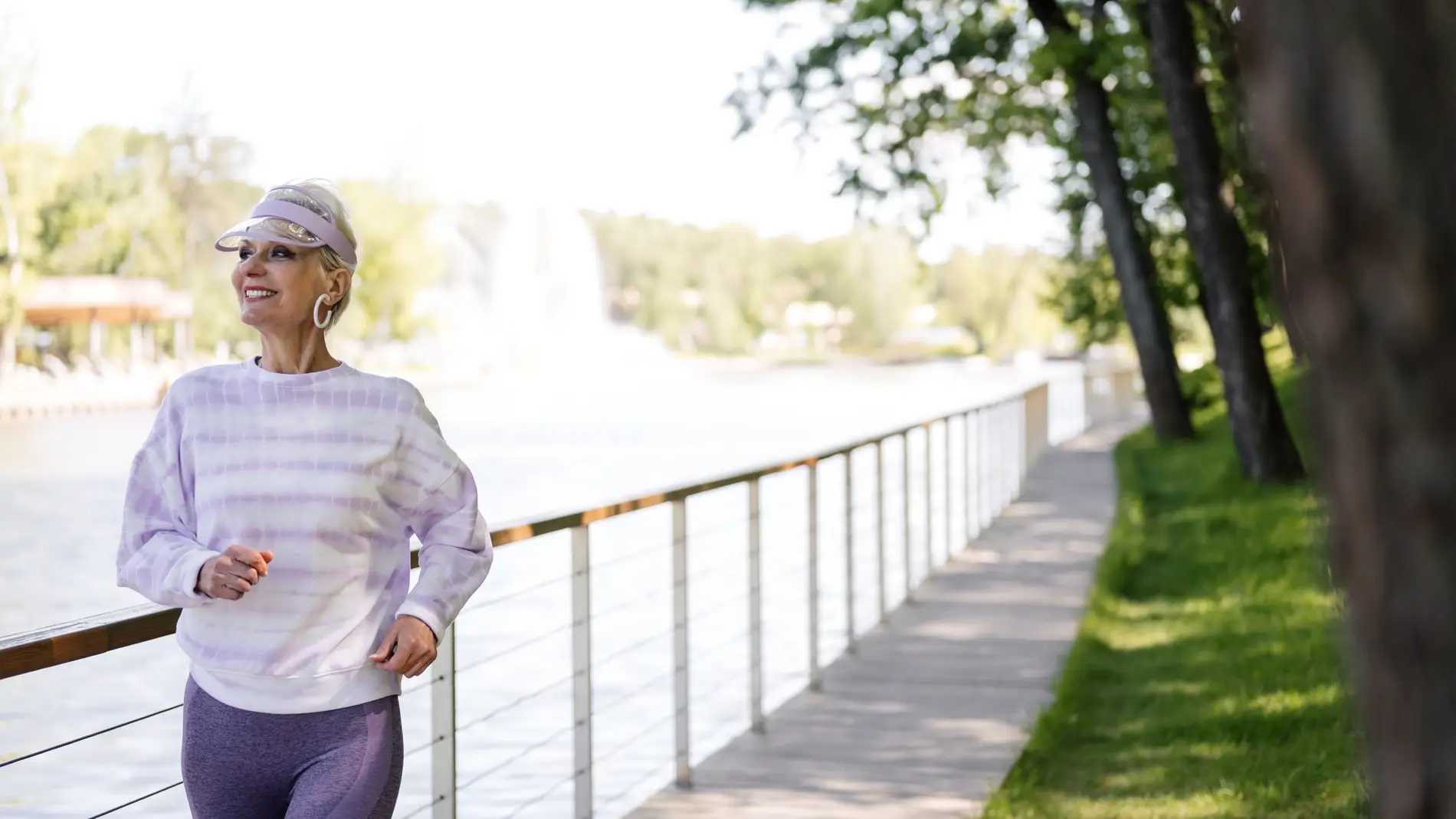 Mujer practicando ejercicio Mujer practicando ejercicio