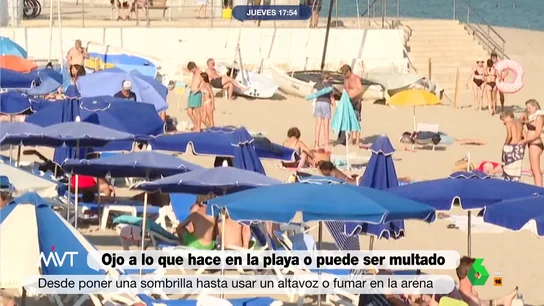 Fumar en la arena, orinar, usar champú en las duchas...: las prohibiciones en la playa que te pueden salir muy caras Fumar en la arena, orinar, usar champú en las duchas...: las prohibiciones en la playa que te pueden salir muy caras