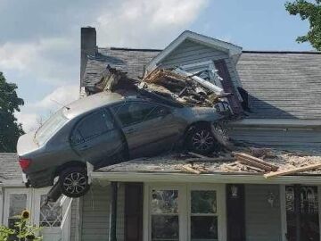 Increíble pero cierto: estrella su coche contra el segundo piso de una casa
